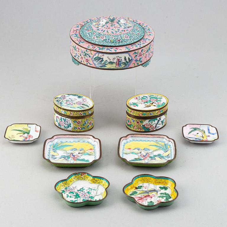 A set of tree chinese boxes with cover, and 6 dishes, enamel on copper, China, early 20th Century.