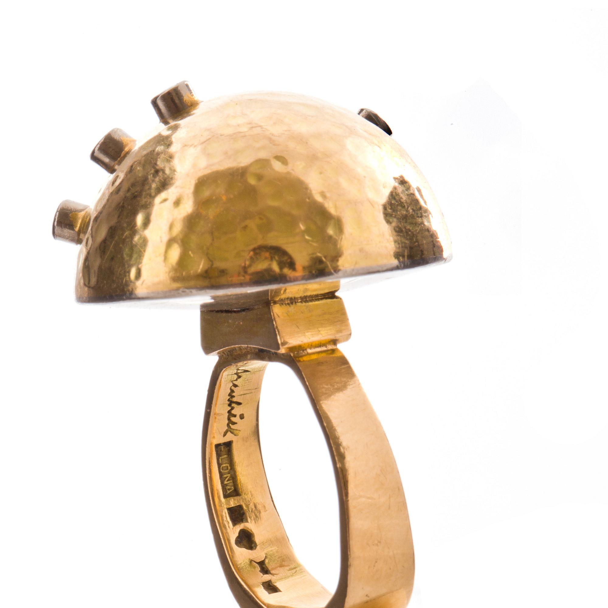 RING, 18k guld- vitguld med åttkanslipade diamanter. 
Vikt ca 25 gr.