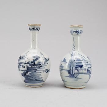 FLASKOR, 2 stycken, porslin. Kina 1800-tal.