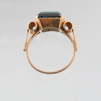 RING, 18K guld med smaragdslipad syntetisk spinell, Guldvaruhuset, Stockholm, 1948. Vikt 4,1 gram.