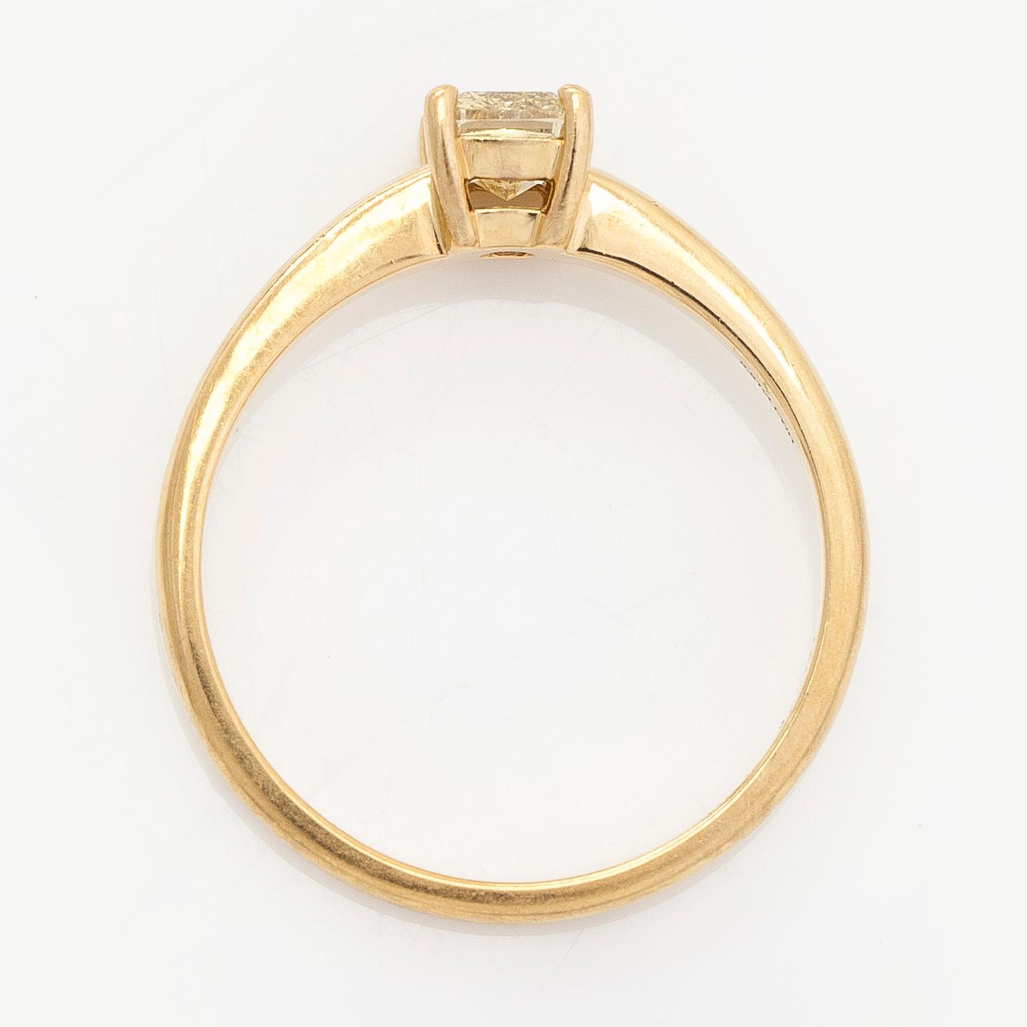 Ring in 18K gold, with a cushion-cut yellow diamond.