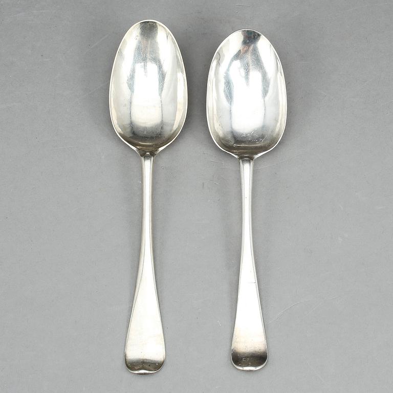 MATSKEDAR, 2 st snarlika, Gustaf Henning, Stockholm 1740 och 1746. 111 gram.