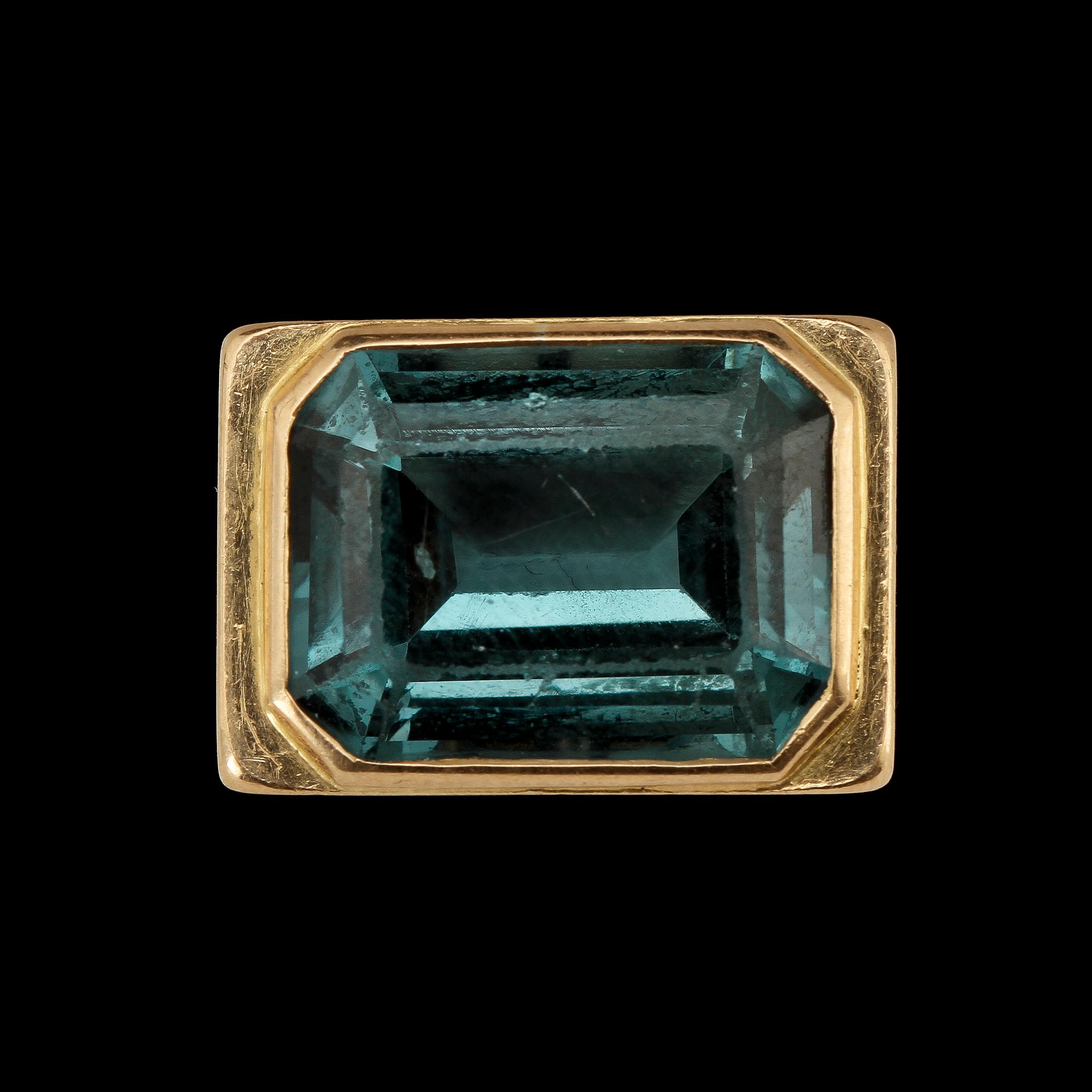 RING, 18k guld med fasettslipad blå sten, Stockholm, 1948. Vikt 11 g.