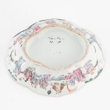 A porcelain bowl, China, Qing dynasty, second half of the 19th century.