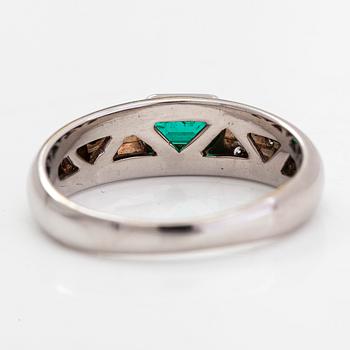 Ring, 18K vitguld, med en rektangulär smaragd och diamanter ca 0.10 ct tot.