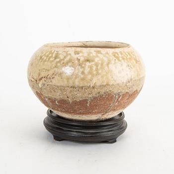 A South East Asian pot, 15th/17th Century.