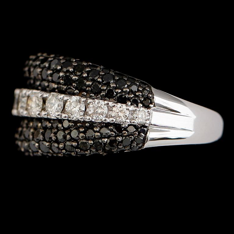 RING, 18 k vitguld, svarta och vita diamanter tot ca 1.93 ct.