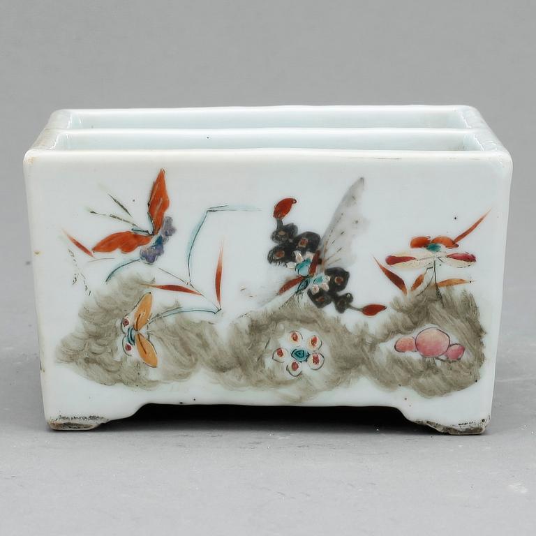 STÄLL. Porslin, Kina, 1800-tal.