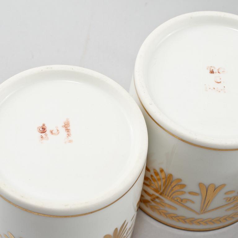 KAFFEKOPPAR, 6 st, samt FAT, 5 st, KANNA och SKÅL, porslin, märkta TGC Paris, Frankrike, 1800-tal.
