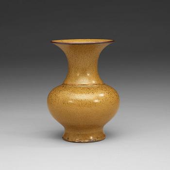 1617. A teadust green glazed vase, Qing dynasy (1644-1912).