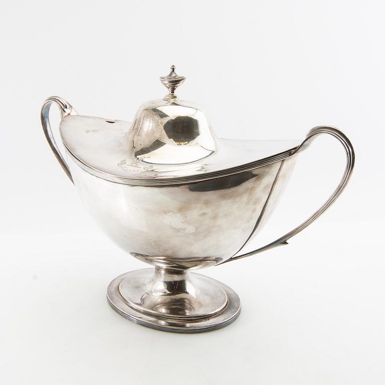 Tureen with lid, first half of the 20th century, silver plate.