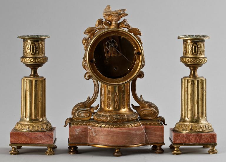 BORDSPENDYL samt LJUSSTAKAR ett par, Louis XVI stil. 1900-tal.