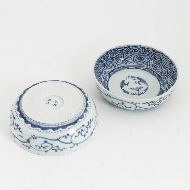 A set with two blue and white Japanese bowls and seven blue and white dinner plates, Meiji period (1868-1912).