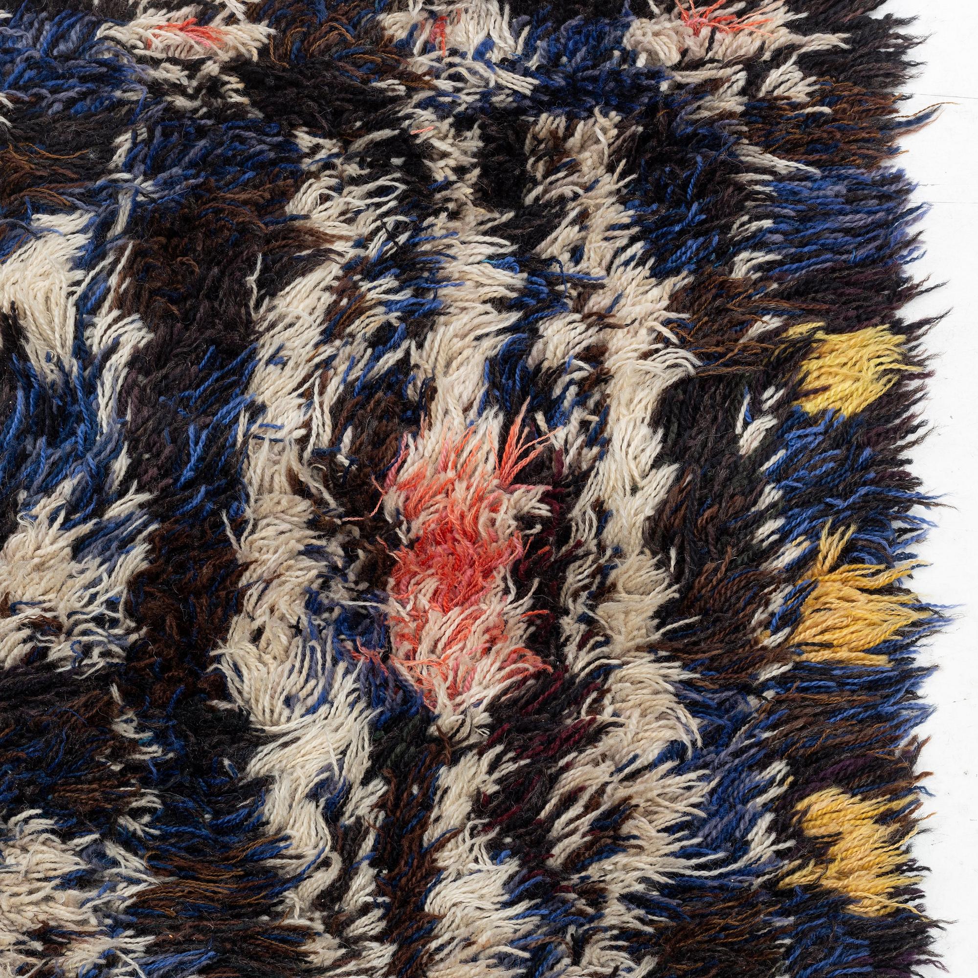 matta, rya, ca 226 x 155 cm, signerad ID KLH.