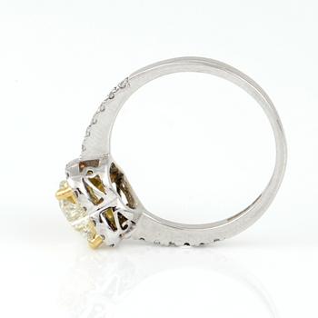 RING, tvåfärgat guld med hjärtslipad diamant, ca 1,28 ct och små briljantslipade diamanter. Vikt ca 3,30 g.