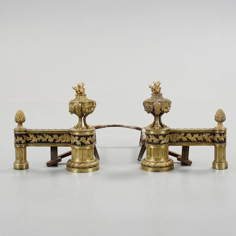 ELDHUNDAR, ett par, förgylld brons, Louis XVI-stil, 1800-talets andra hälft.