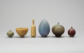 A Berndt Friberg stoneware miniature bowl and four miniature vases, Gustavsberg Studio 1960´s.