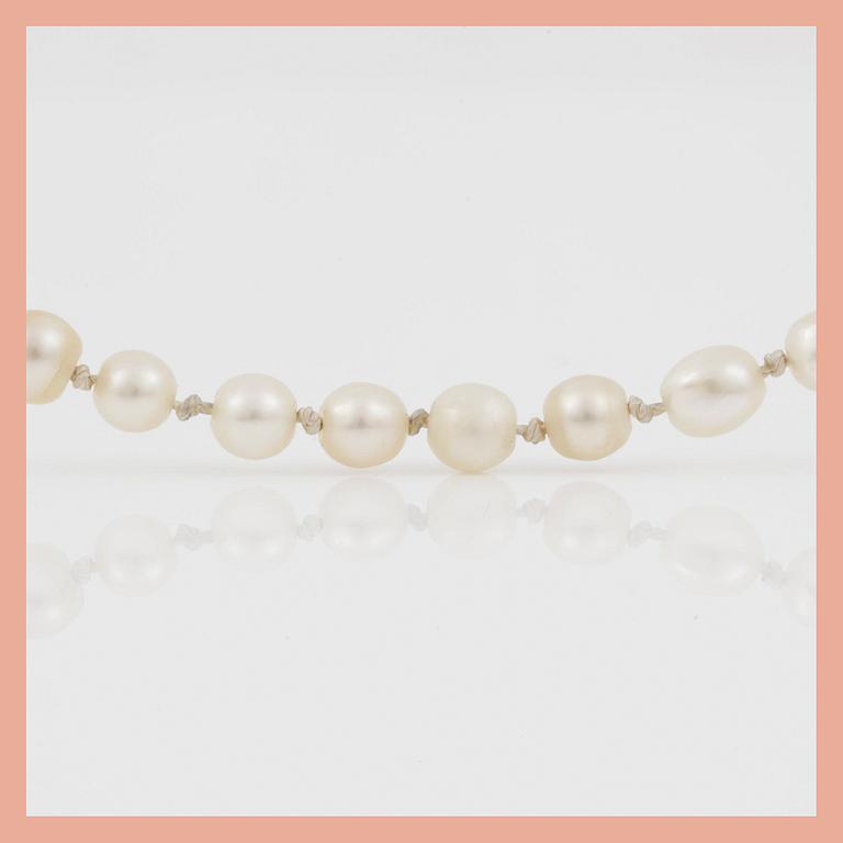 COLLIER med troligen äkta semi-barocka pärlor. Ø 4.5 - 3.5 mm.
