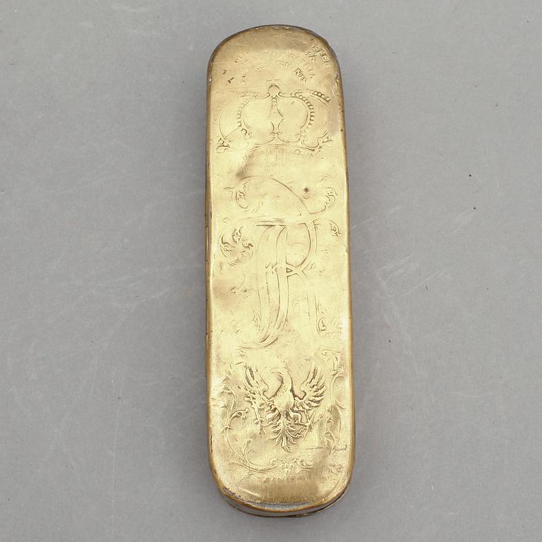 TOBAKSDOSA, mässing, daterad 1769.