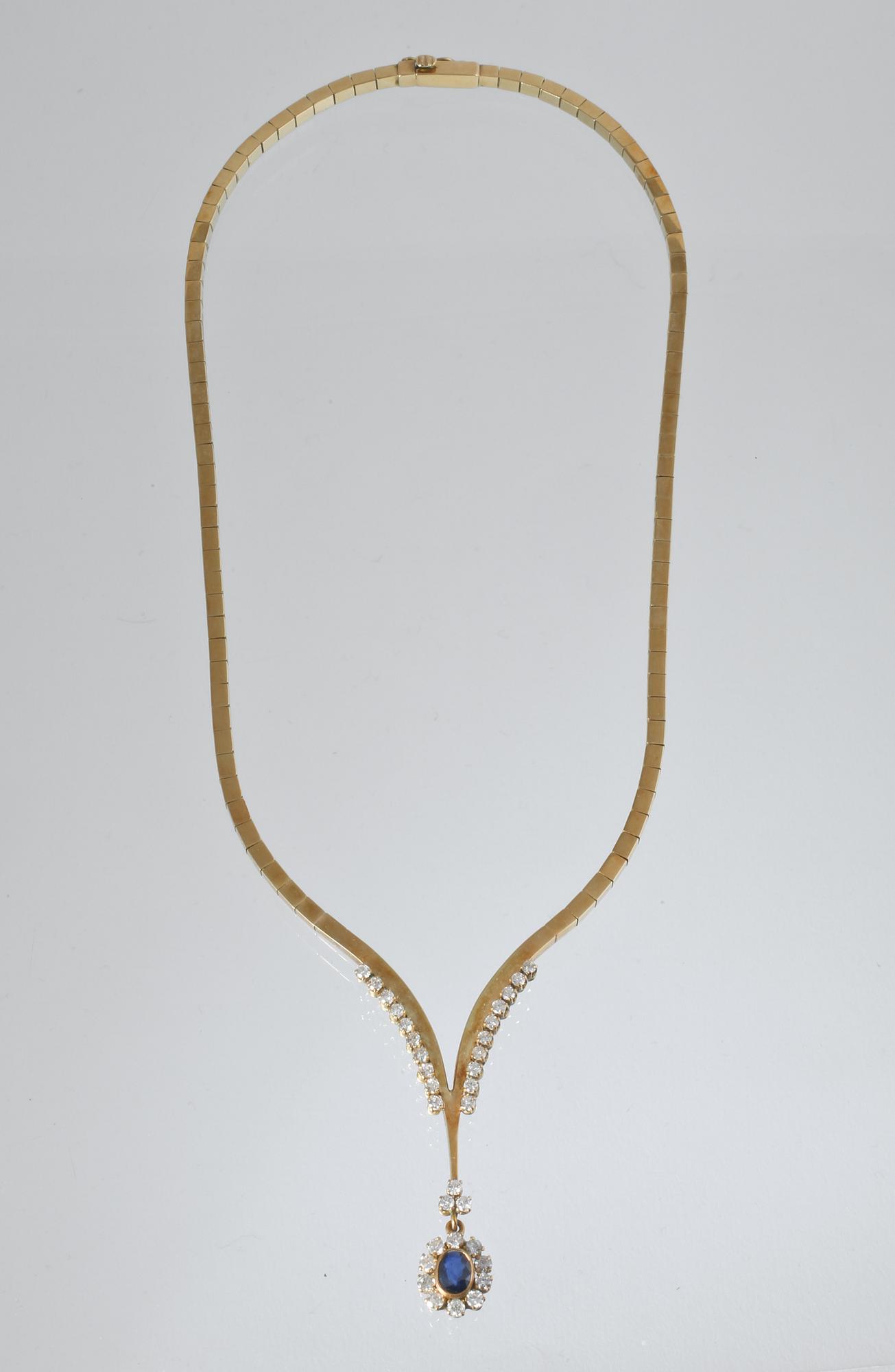 COLLIER, 18K guld med 33 briljantslipade diamanter samt ovalslipad blå safir. Vikt 32,4 gram.
