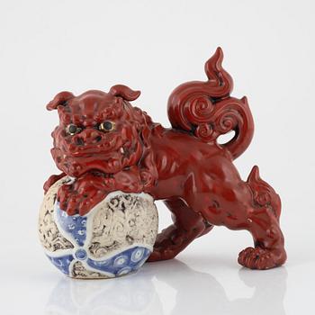 A Japanese sculpture of a buddhist lion, 20th Century.