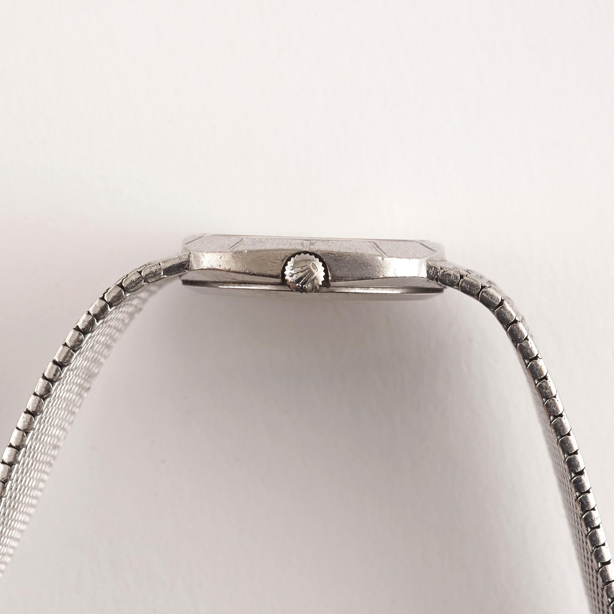 Rolex - Cellini. Gold. Manual winding. 24 x 22 mm.