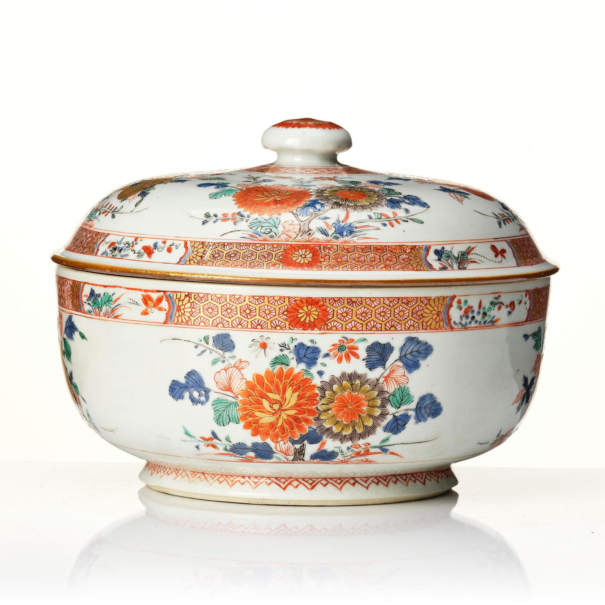 Terrin med lock, porslin. Qingdynastin, Kangxi (1662-1722).