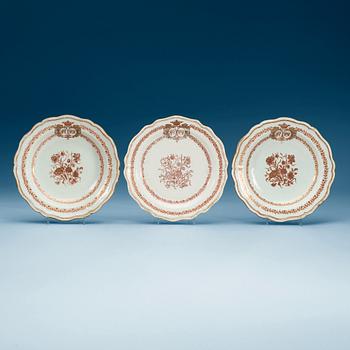 1555. A set of three armorial plates, Qing dynasty, Qianlong (1736-95).
