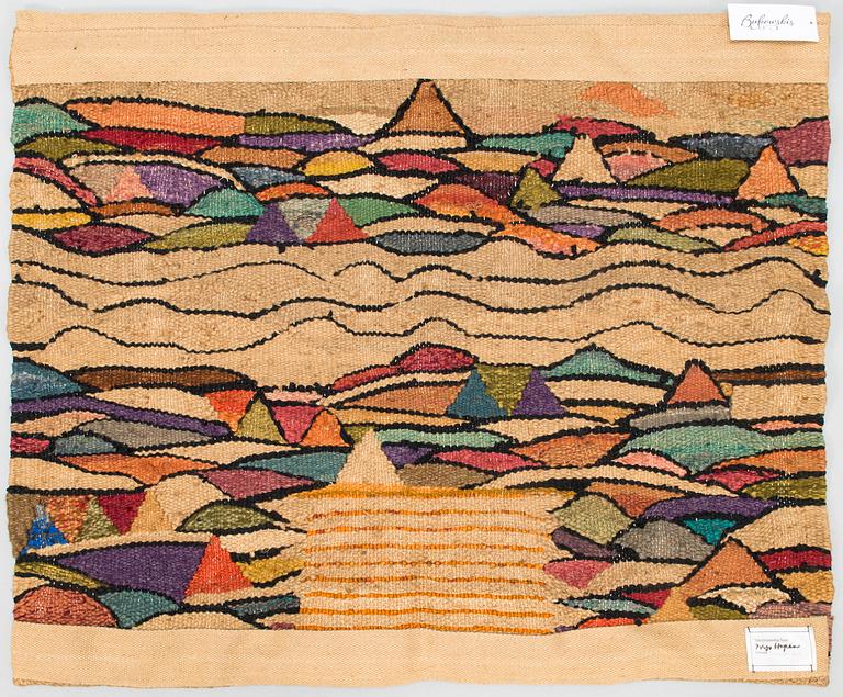 PIRJO HOPEA, textile. Circa 101 x 82 cm.