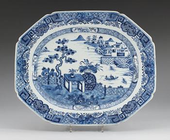 299. STEKFAT, porslin. Qing dynastin, Qianlong (1736-95).