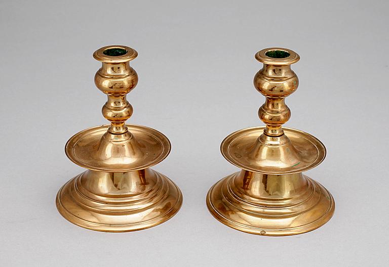 LJUSSTAKAR, ett par, mässing, barockstil, Gusum, 1900-tal.