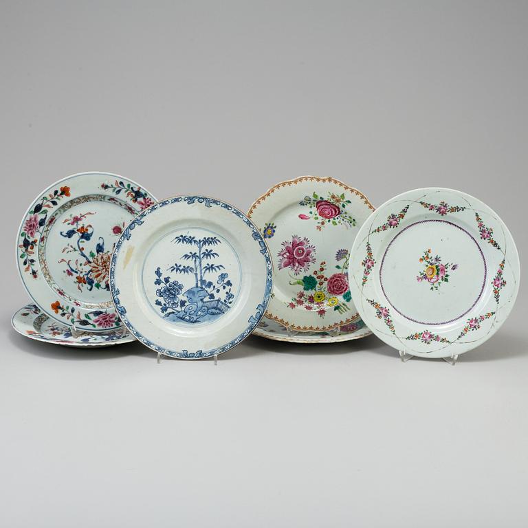 Six chinese 18th century plates in famille rose and blue and white.