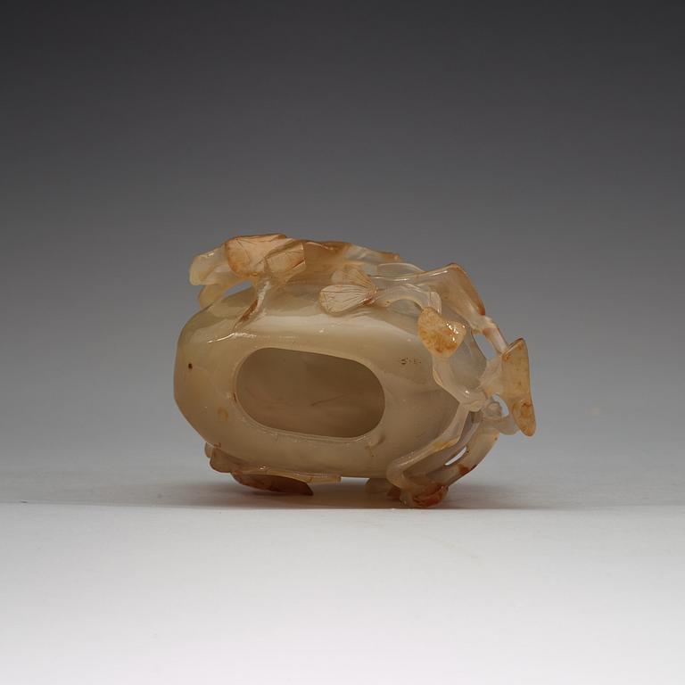 A Chinese agathe vase with cover, 20th Century.