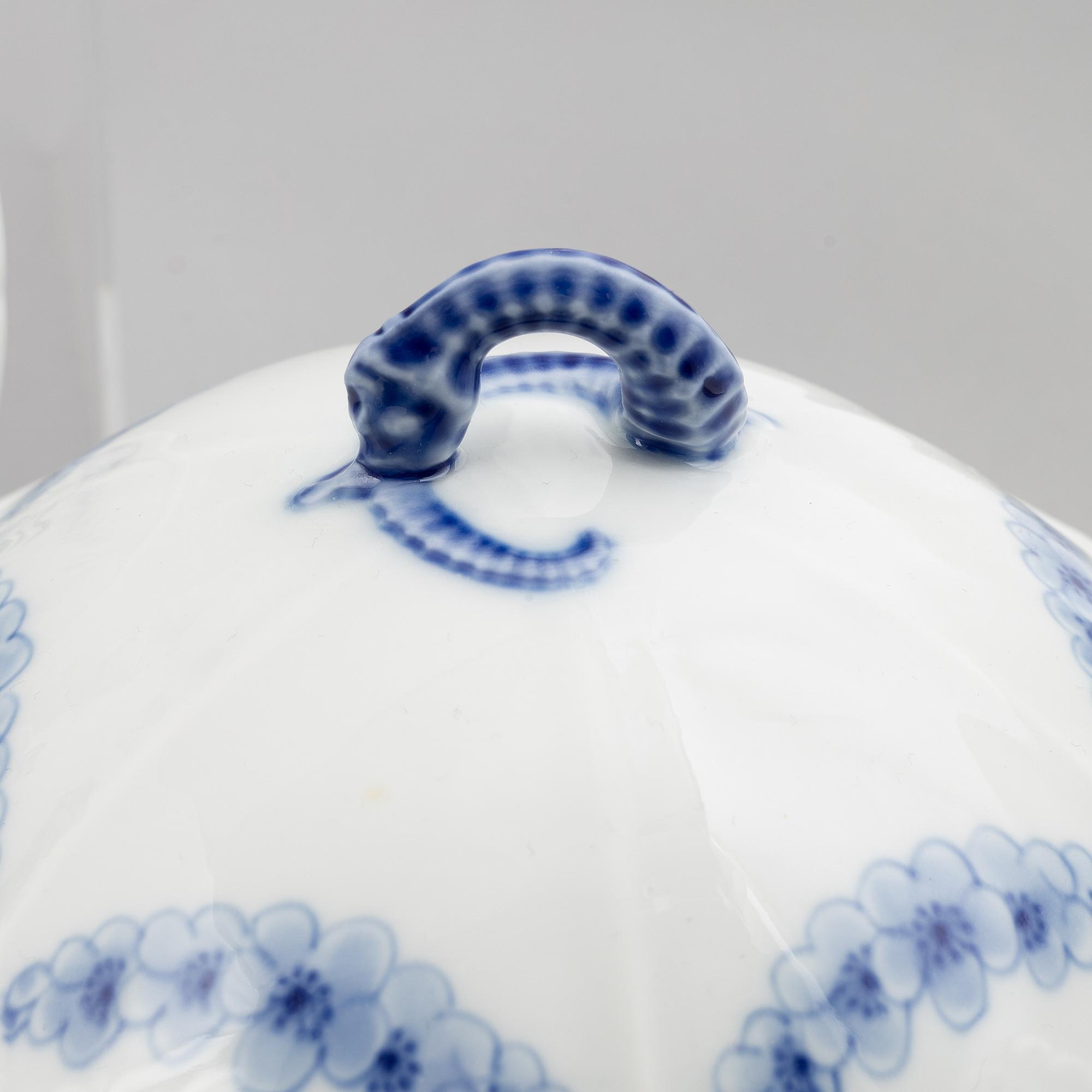 Harriet Bing, a 50-piece porcelain dinner and coffee service, "Empire", Bing & Grøndahl, Danmark.