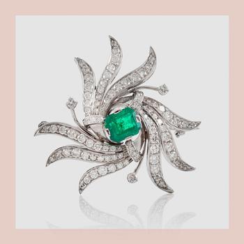 1337. BROOCH in 18K white gold set with an emerald and brilliant-cut diamonds, circa 2 cts.