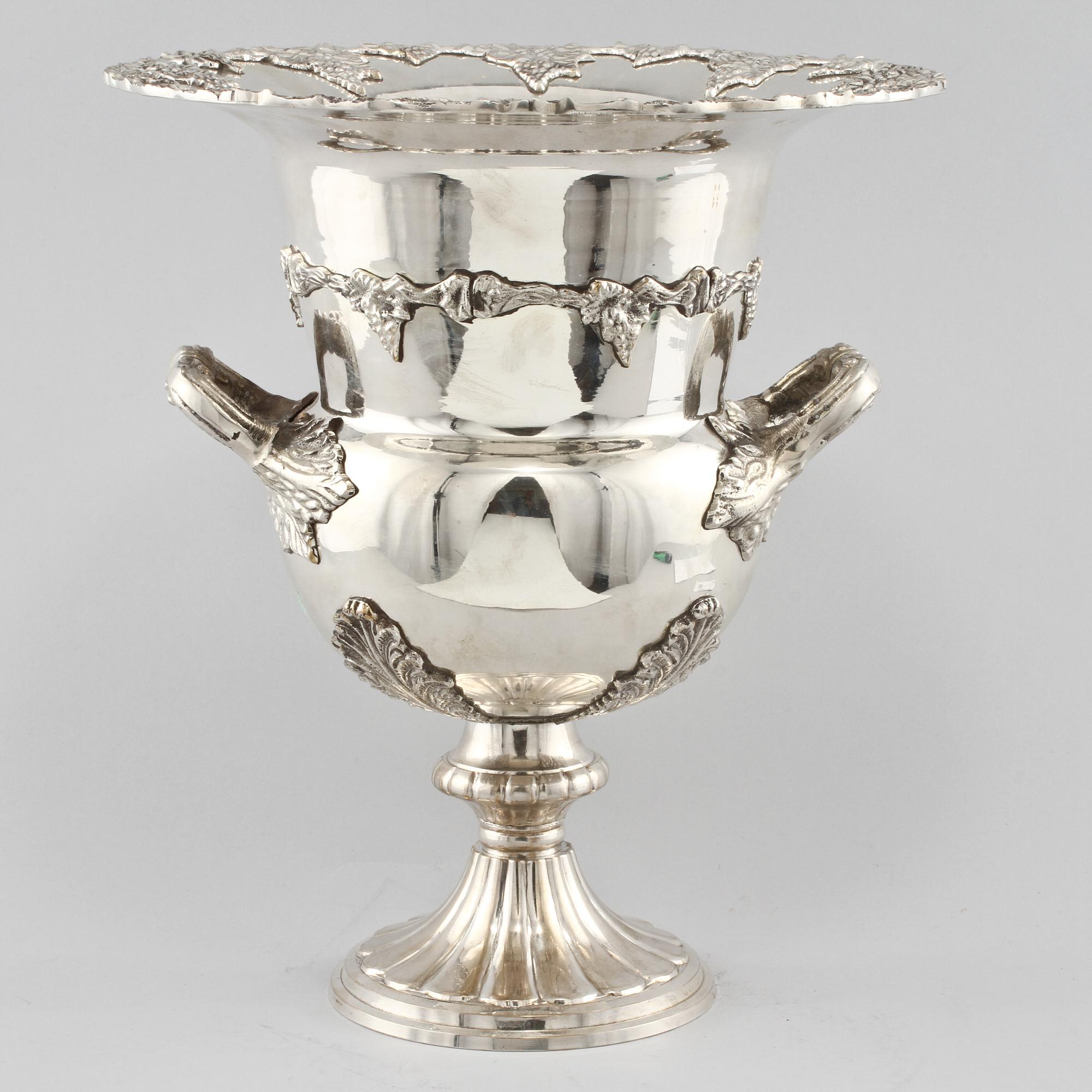 CHAMPAGNEKYLARE, vitmetall, 1900-talets andra hälft.