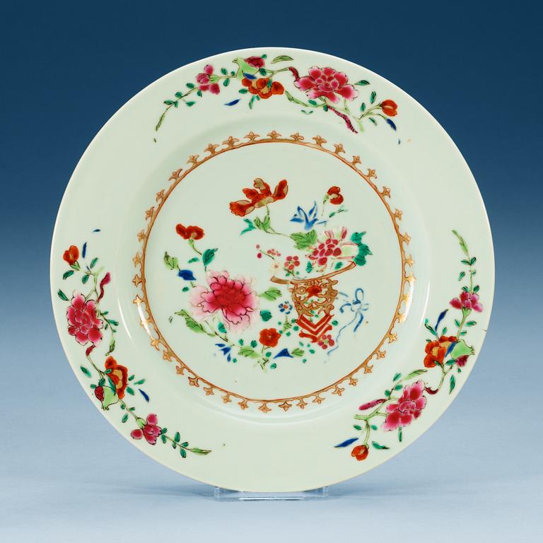 TALLRIKAR, 12 stycken, kompaniporslin. Qing dynastin, Qianlong (1736-95).