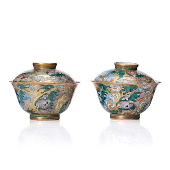 855. A pair of cups with covers, Qing dynasty, 19th Century.