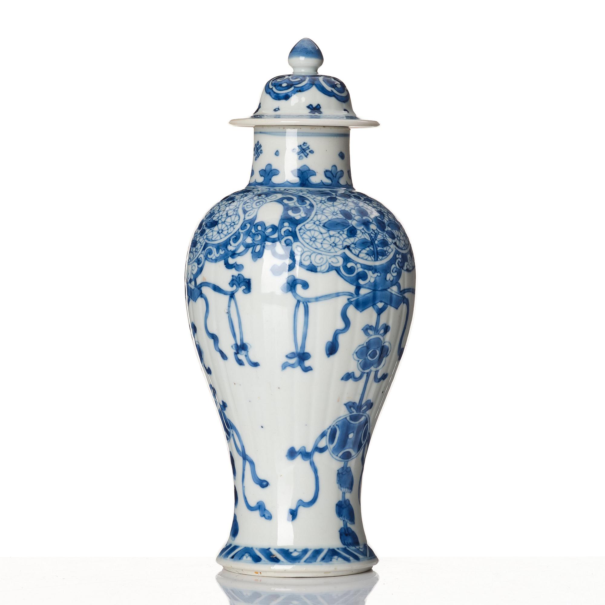 A blue and white vase, Qing dynasty, Kangxi (1662-1722).