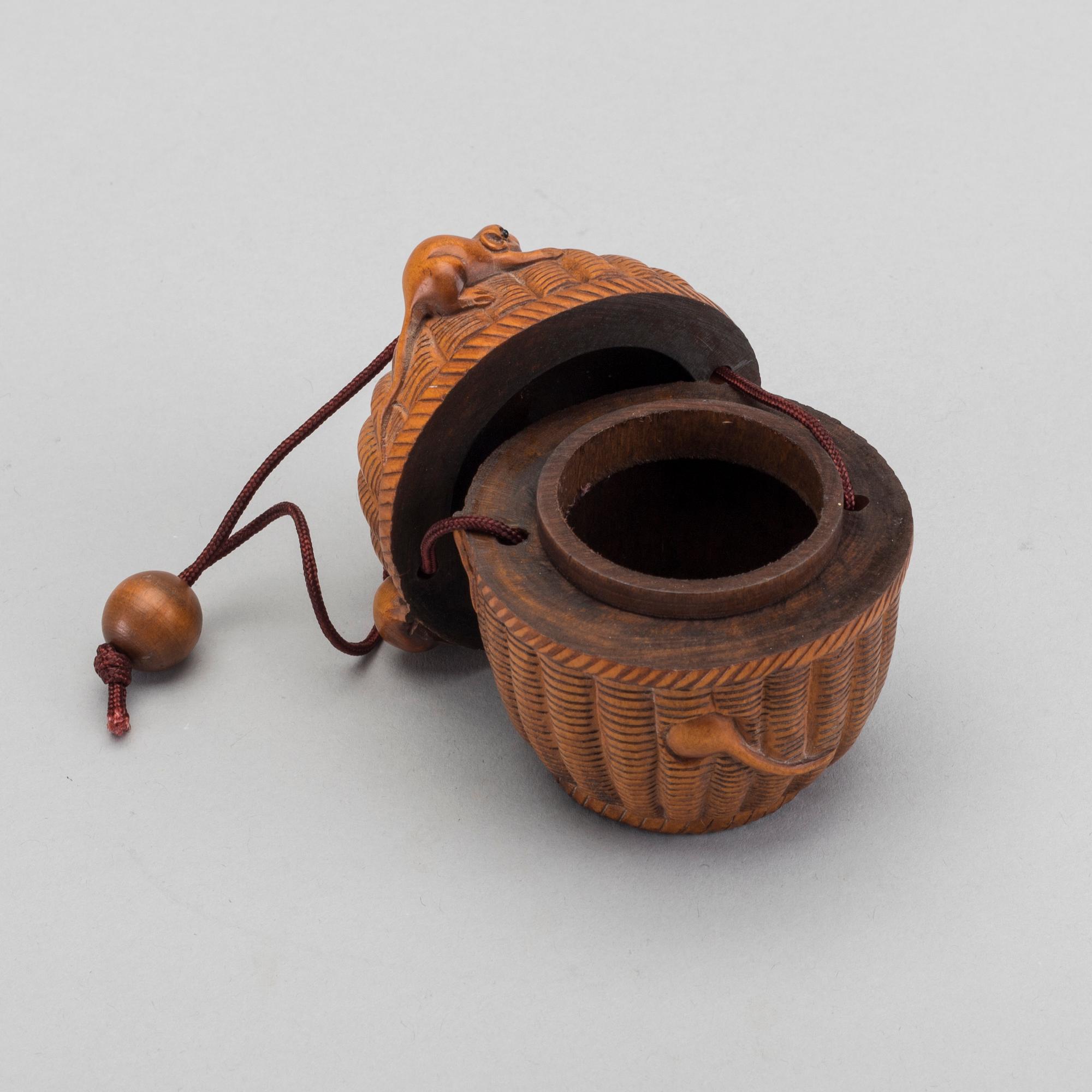 A JAPANESE INRO, 20TH CENTURY.