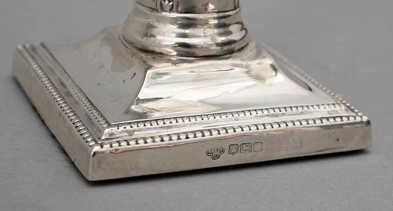 LJUSSTAKAR, 2 st, silver, Sheffield, 1894. Tot vikt 407 gram (inklusive fylld fot).