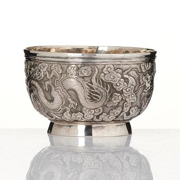 Skål, silver. Kina, 1800-talets senare del. Med monogram D v R under adlig krona.