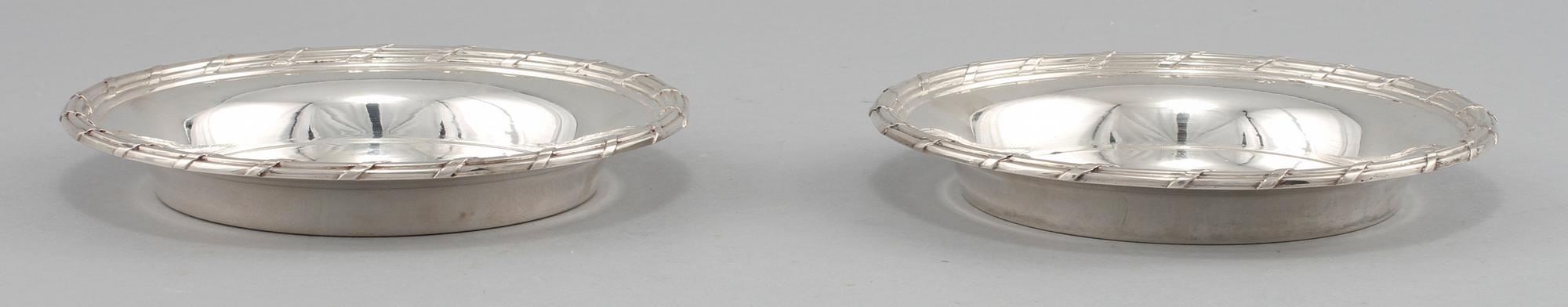 COASTERS, ett par, silver, Möllenborg, Stockholm, 1900. Vikt 500 g.