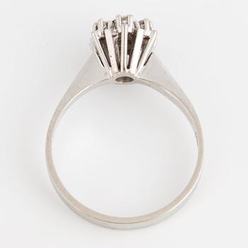 RING, 18K vitguld med briljantslipade och åttkantslipade diamanter. Certifikat medföljer.
