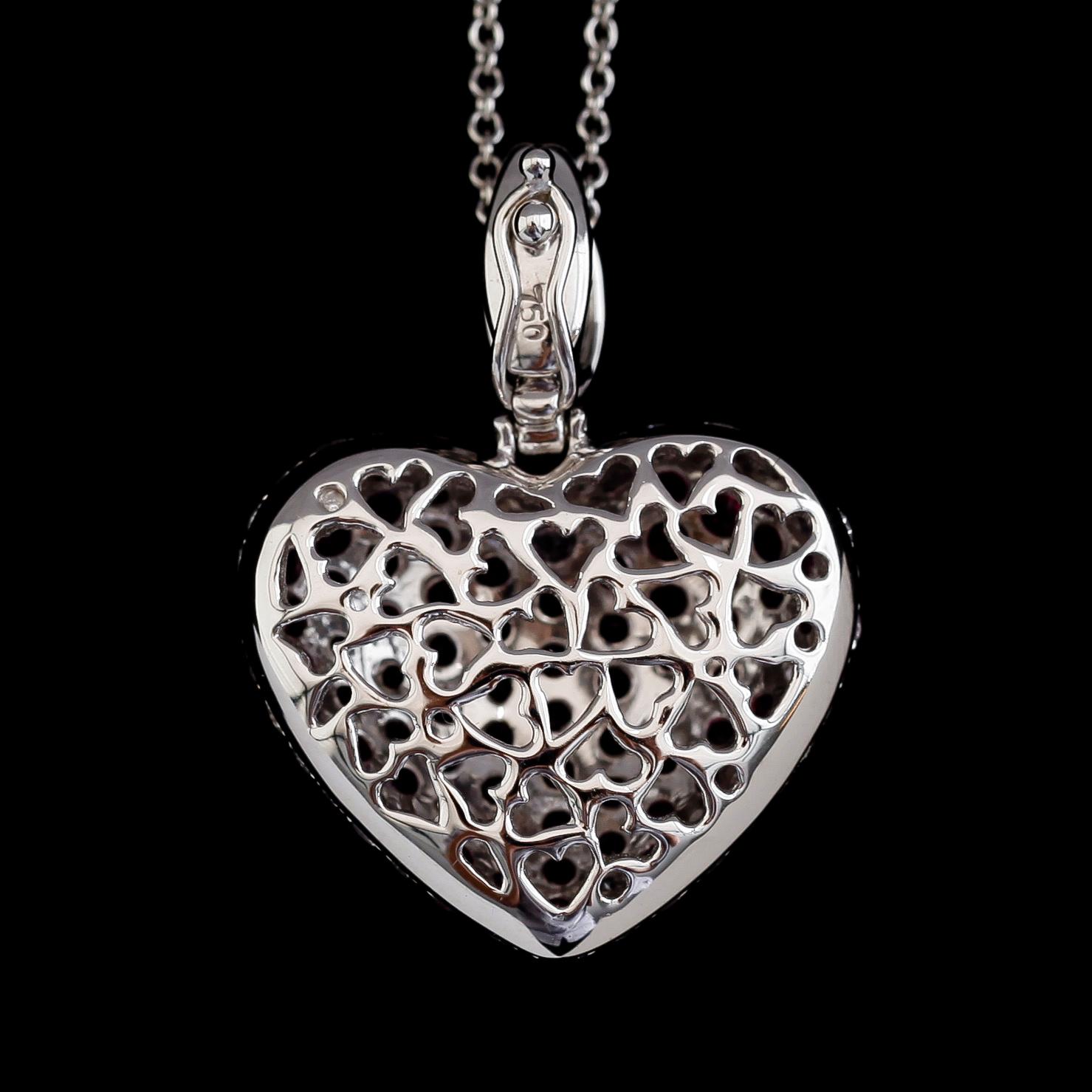 HÄNGE MED KEDJA, 18 k vitguld, briljantslipade diamanter tot ca 0,60 ct , safirer tot ca 0,68 ct och rubiner tot ca 2,31.