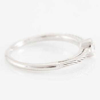 Ring 18K white gold with an oval-cut diamond.