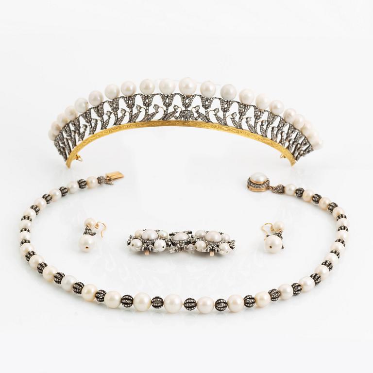 Garnityr bestående av en tiara, en collier, en brosch och ett par örhängen i orginaletui, 1800-tal.