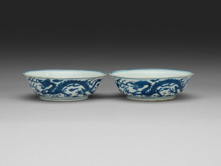 SKÅLFAT, två stycken, porslin. Ming dynastin, med Wanli sex karakärers märke och period (1572–1620).