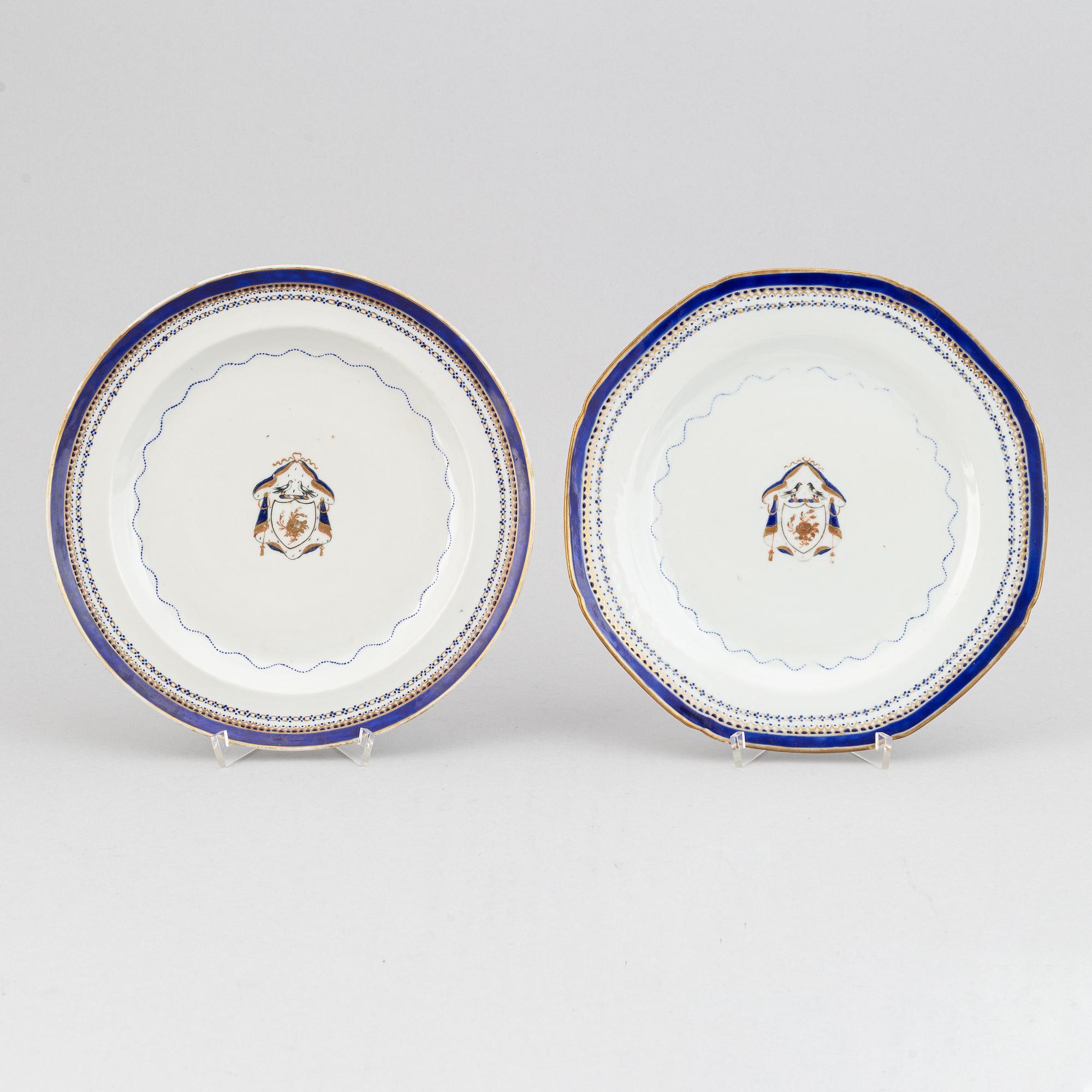 Tallrikar, åtta stycken (6+1+1), kompaniporslin. Qingdynastin, Jiaqing (1796-1820).
