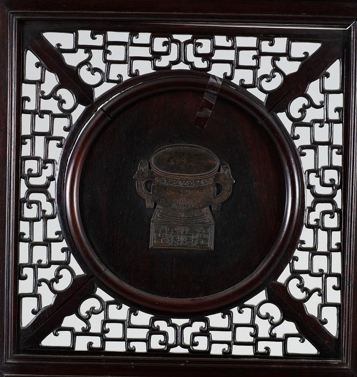 VIKSKÄRM, fyra delar, trä, porslin och brons. Qing dynastin samt senare 1900-tal.